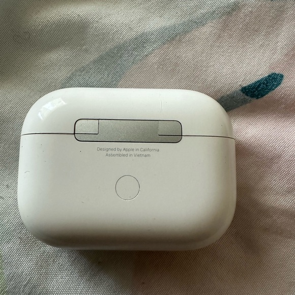 Apple Airpod Pros case (2nd gen) - Picture 2 of 3
